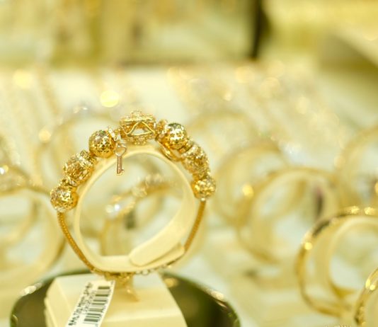Giá vàng hôm nay 19/12: Trượt giá nhẹ nhưng vẫn giữ vị trí cao