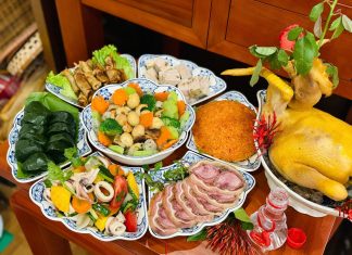 Vì sao mâm cỗ Tết không thể thiếu gà luộc nguyên con?