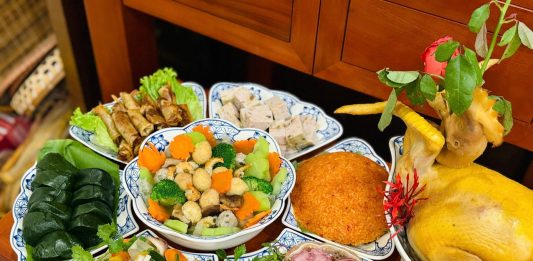 Vì sao mâm cỗ Tết không thể thiếu gà luộc nguyên con?