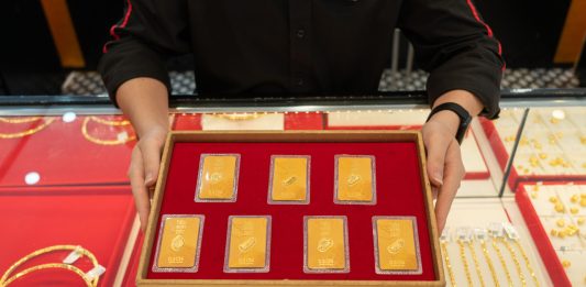 Giá Vàng hôm nay 7/1: Tăng mạnh, gần 4,500 USD/ounce