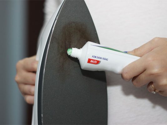 Mẹo Làm Sạch Bàn Ủi Bị Dính Đen Hiệu Quả Tại Nhà