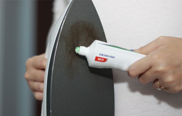 Mẹo Làm Sạch Bàn Ủi Bị Dính Đen Hiệu Quả Tại Nhà