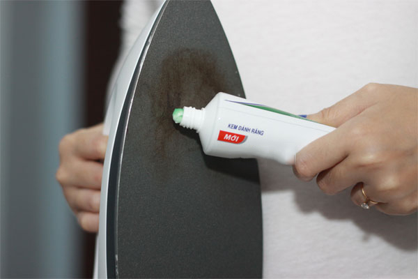 làm sạch bàn ủi