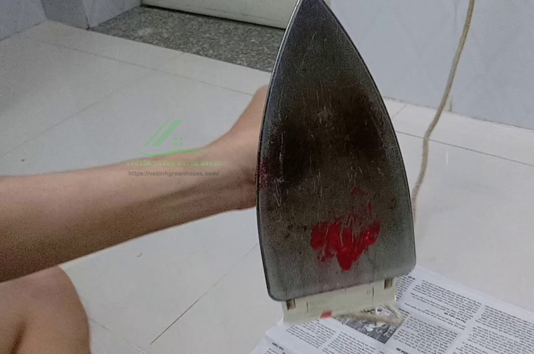 làm sạch bàn ủi