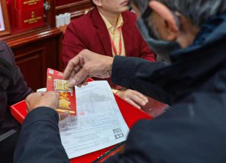 Giá vàng hôm nay 17/2: Quay đầu giảm, mất ngưỡng 5.000 USD/ounce