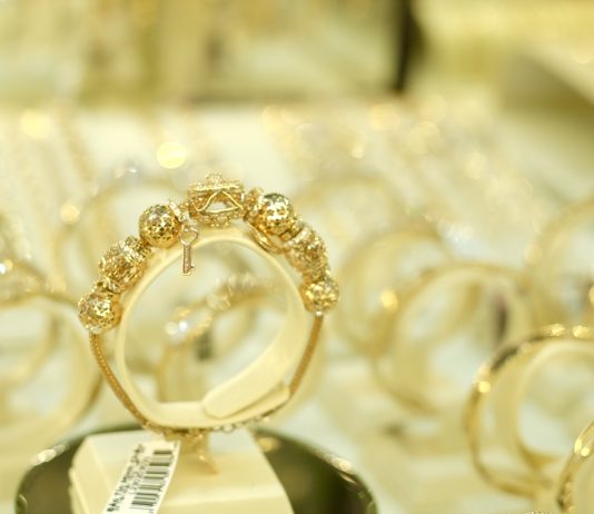 Giá Vàng Hôm Nay 2/2: Nhà Đầu Tư Chốt Lời, Vàng Giảm Xuống Dưới 4.900 USD/ounce