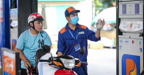 Giá xăng dầu giảm mạnh: Dầu diesel giảm gần 10.000 đồng/lít