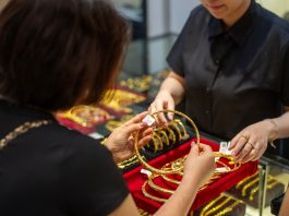 Giá Vàng Hôm Nay 8/7: Tiếp Tục Lao Dốc Trong Bối Cảnh Căng Thẳng Trung Đông
