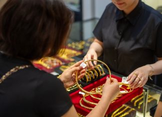 Giá Vàng Hôm Nay 8/7: Tiếp Tục Lao Dốc Trong Bối Cảnh Căng Thẳng Trung Đông