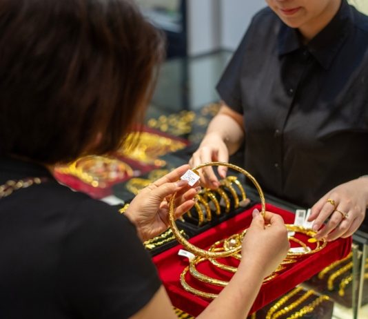 Giá Vàng Hôm Nay 8/7: Tiếp Tục Lao Dốc Trong Bối Cảnh Căng Thẳng Trung Đông