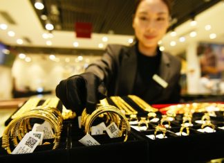 Giá vàng hôm nay 18/8: Tăng mạnh, vượt 4.400 USD/ounce