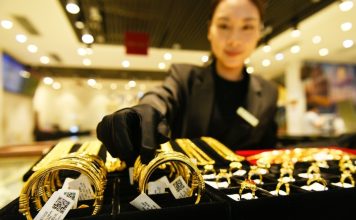 Giá vàng hôm nay 18/8: Tăng mạnh, vượt 4.400 USD/ounce