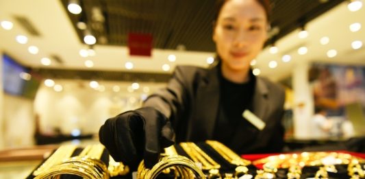 Giá vàng hôm nay 18/8: Tăng mạnh, vượt 4.400 USD/ounce